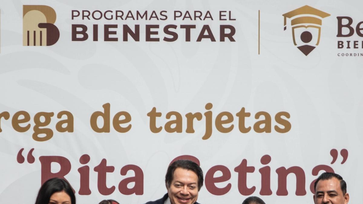 Mario Delgado entrega más de 9 mil tarjetas del programa Beca Rita Cetina