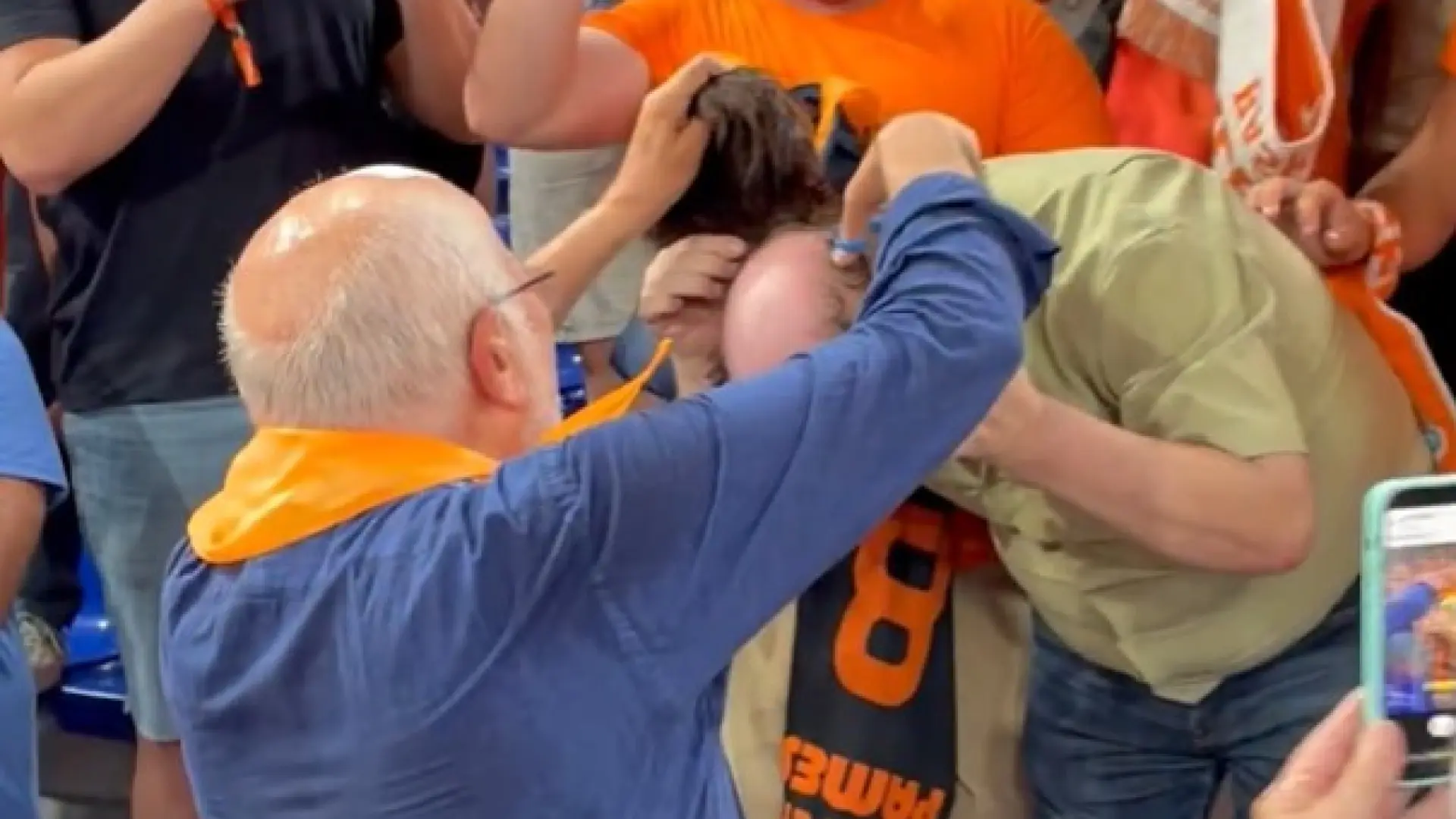 El momentazo de Juan Roig, presidente del Valencia Basket y de Mercadona: le corta el peluquín a un aficionado tras ganar la liga
