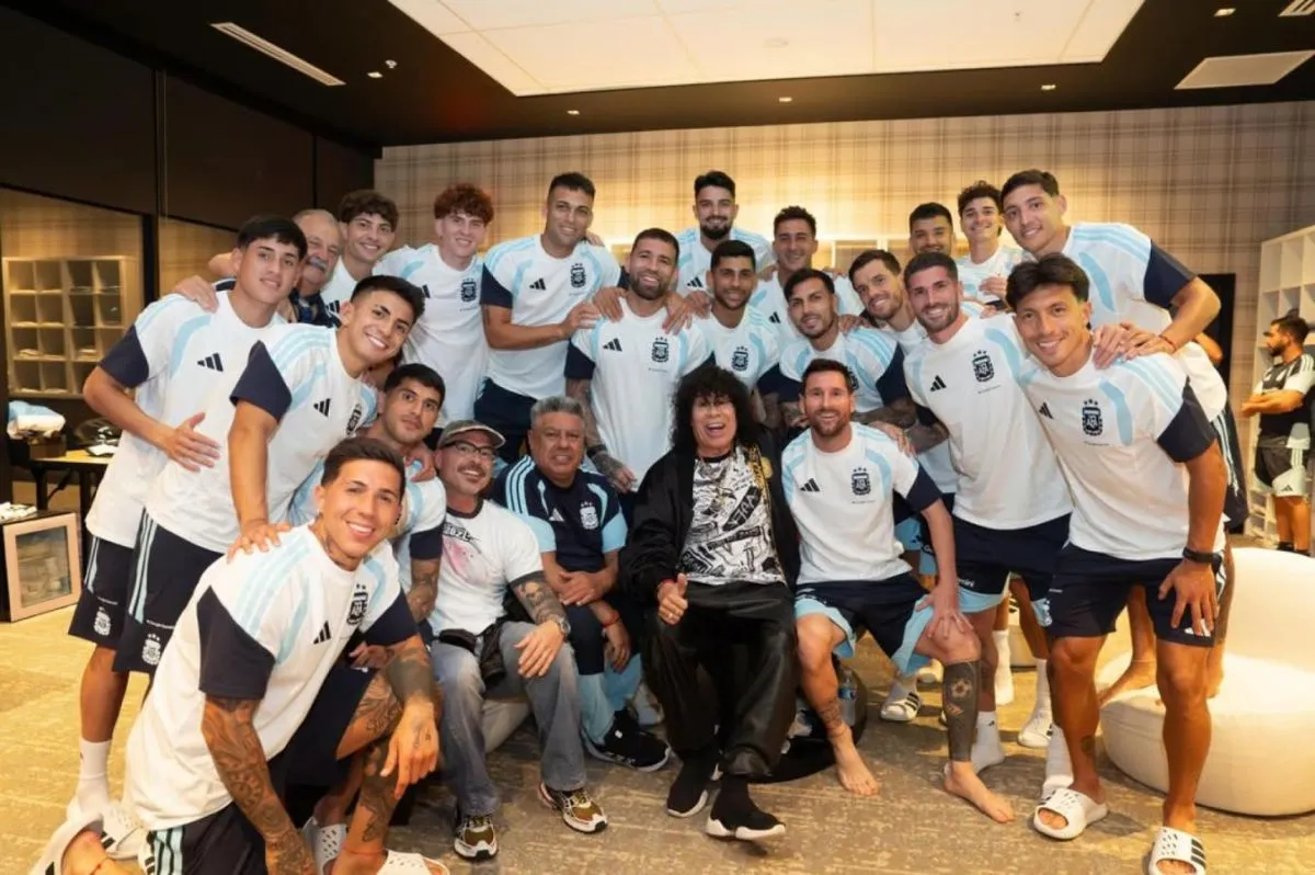 La Selección Argentina recibió la visita de la Mona Jiménez y cantó beso a beso