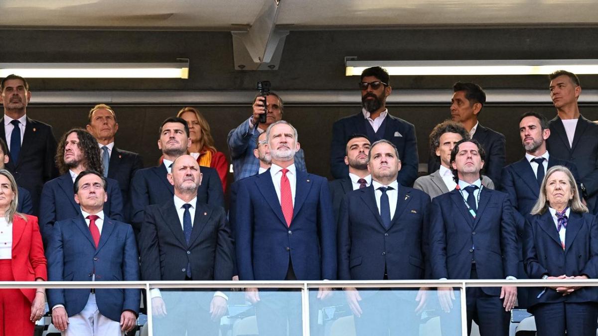 El rey de España Felipe VI, presente en el Estadio Guadalajara por el juego vs Uruguay