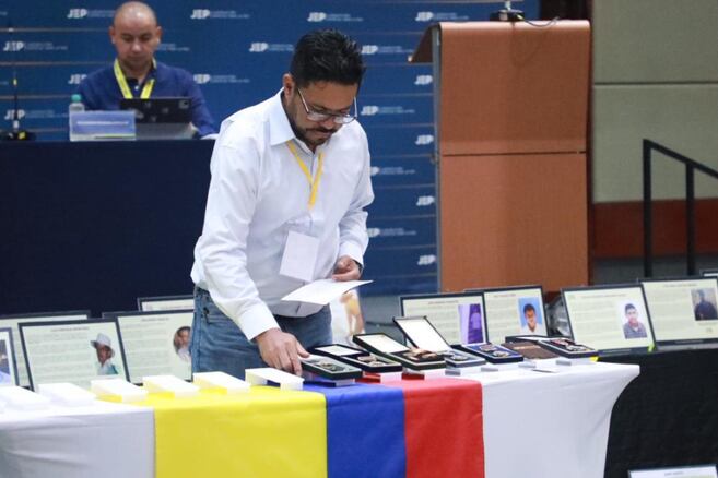 Exmilitares reconocen más de 200 falsos positivos y entregan "medallas manchadas" a familias