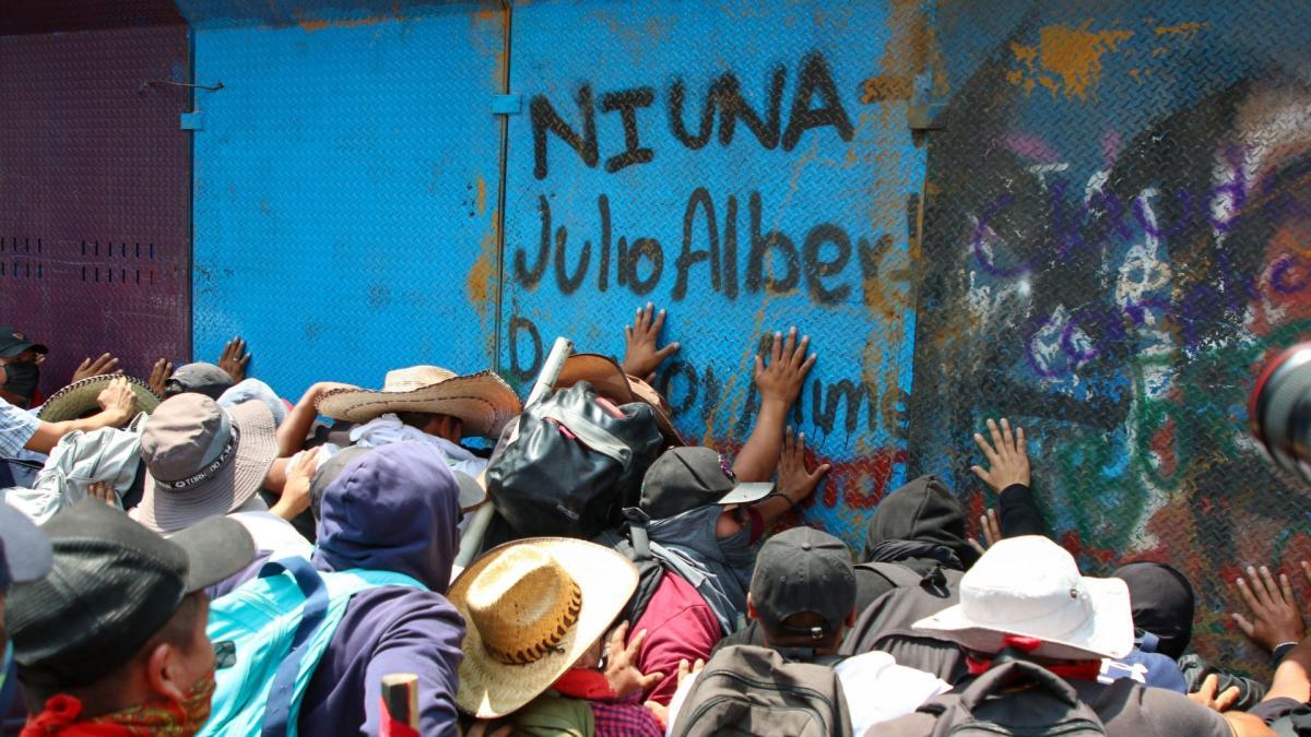 CNTE acusa represión tras enfrentamiento con policías; reporta dos maestros lesionados