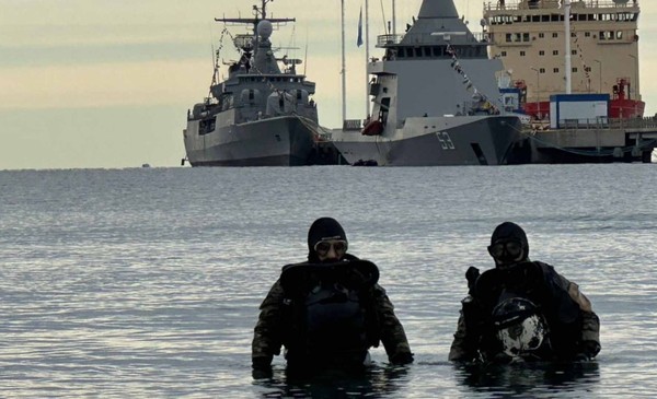 La Armada Argentina completó un extenso adiestramiento naval integrado con buques, helicópteros y buzos tácticos de la Base Mar del Plata