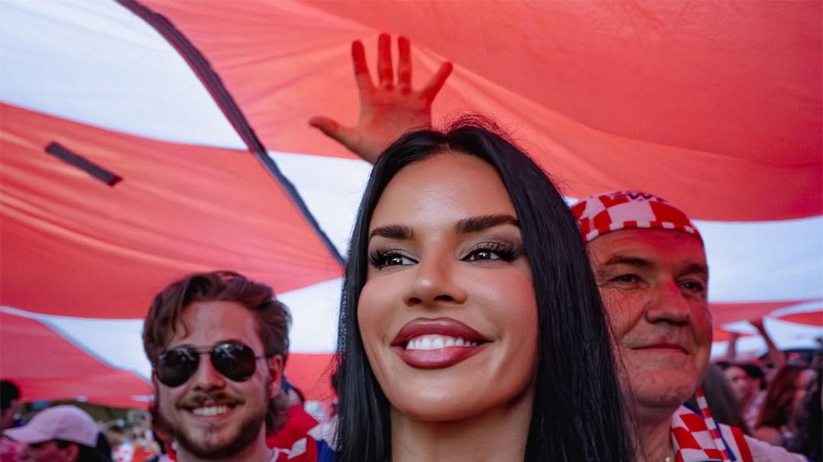 Aficionada pidió el VAR por inesperada foto en la tribuna en el Mundial
