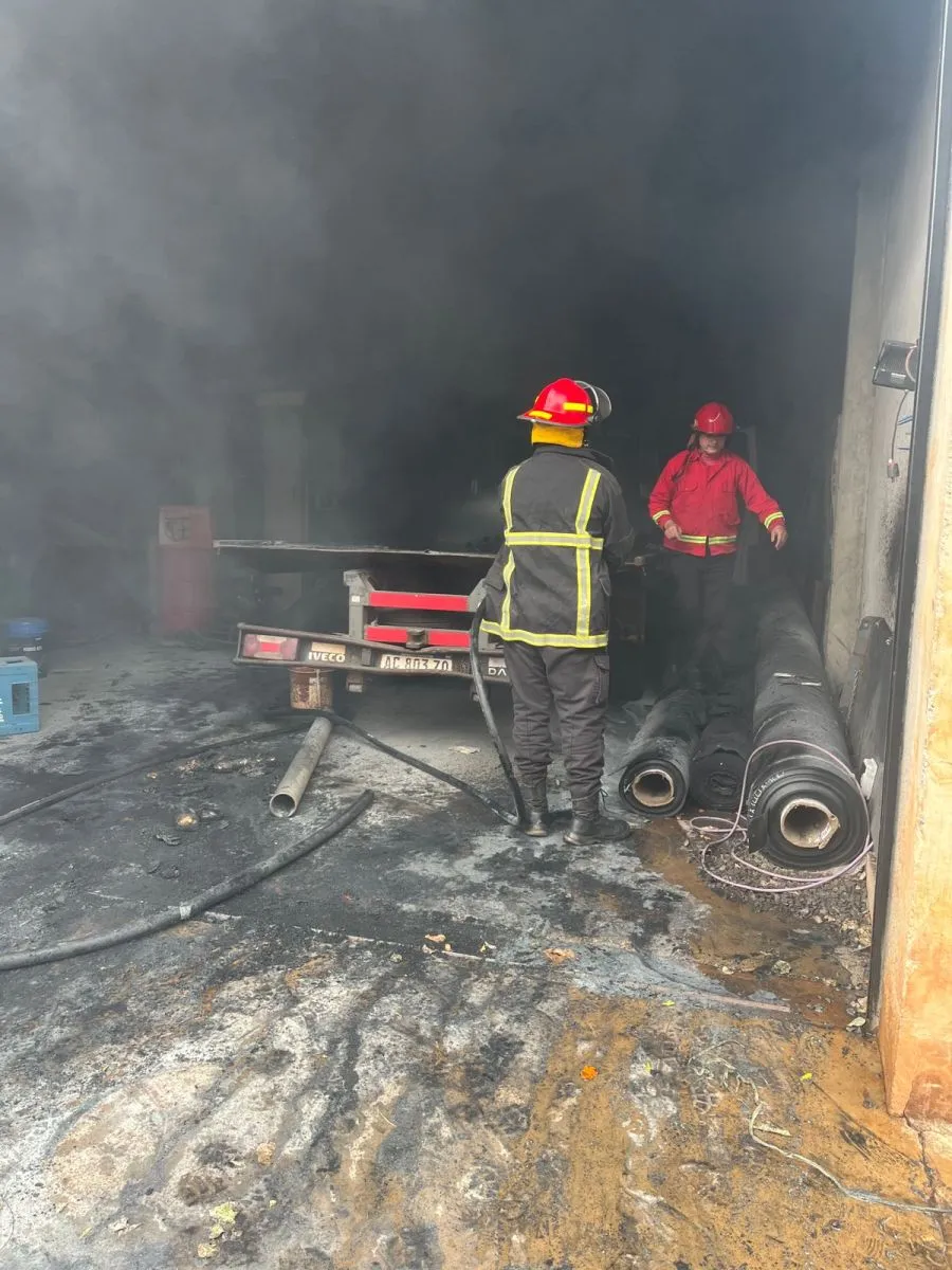 Incendio en un depósito de Posadas dejó un hombre afectado por monóxido de carbono