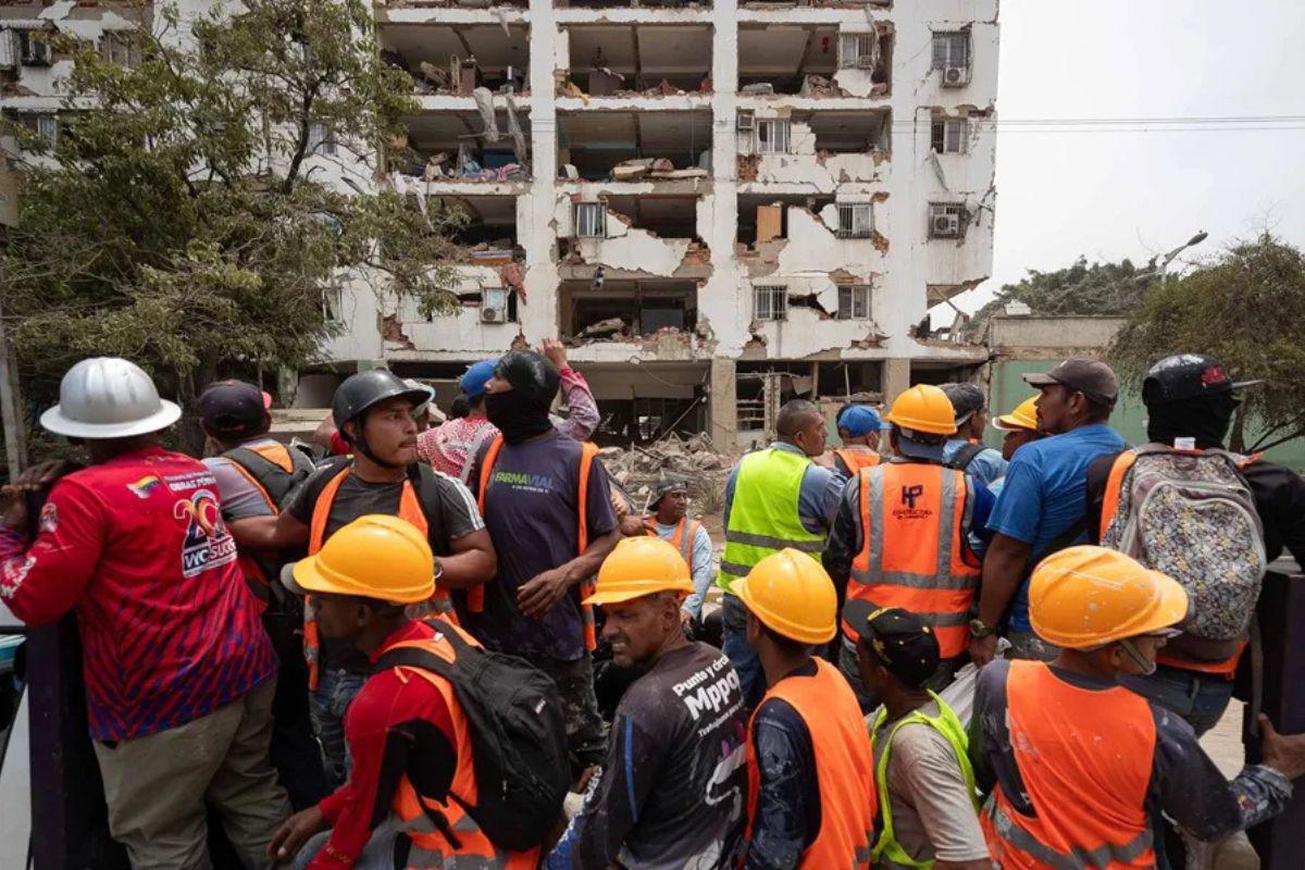 Caraqueños mantienen la esperanza de encontrar a sus familiares tras el doble terremoto en Venezuela