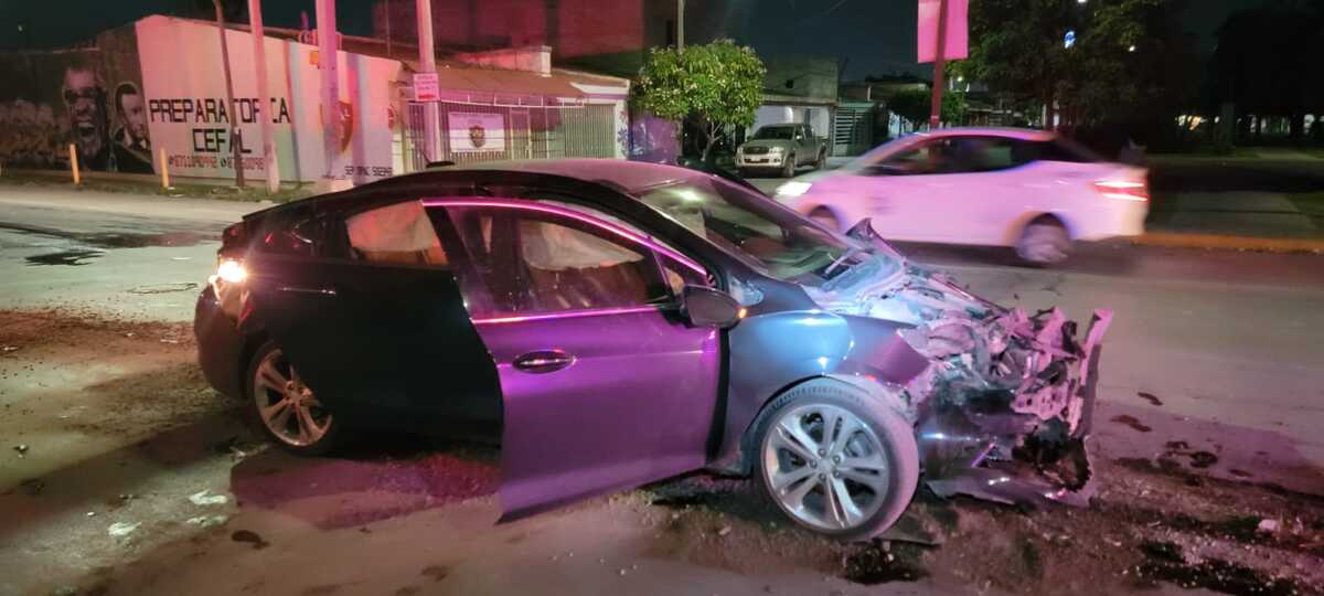 En Torreón, provoca choque al pasarse un rojo y abandona auto