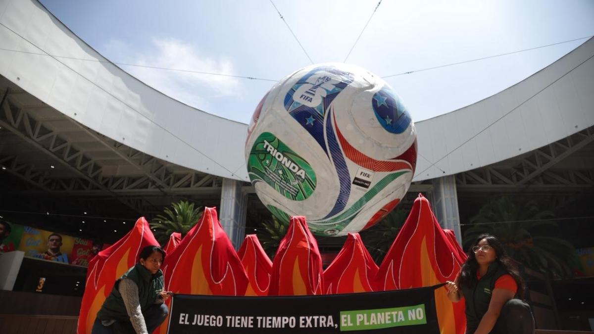 Greenpeace lanza alerta en el AICM: "El juego tiene tiempo extra, el planeta no"