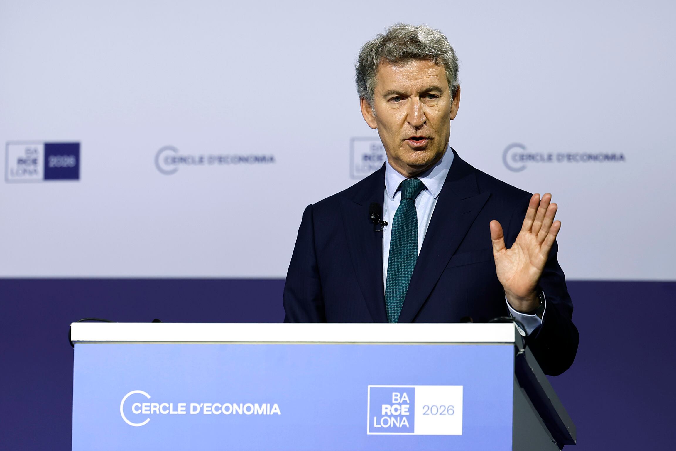Feijóo esquiva en Barcelona la propuesta de negociar en Waterloo y con Puigdemont la moción de censura