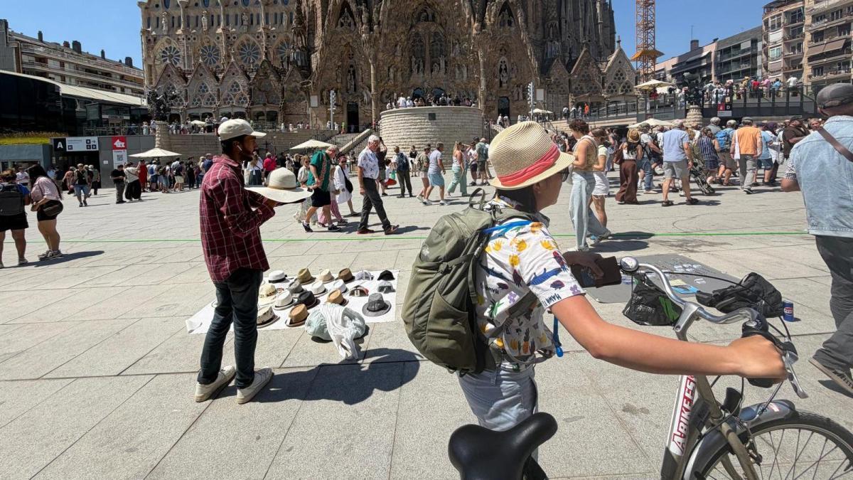 Plan contra la invasión de souvenirs y llenar de vida vecinal la nueva plaza de Sagrada Família