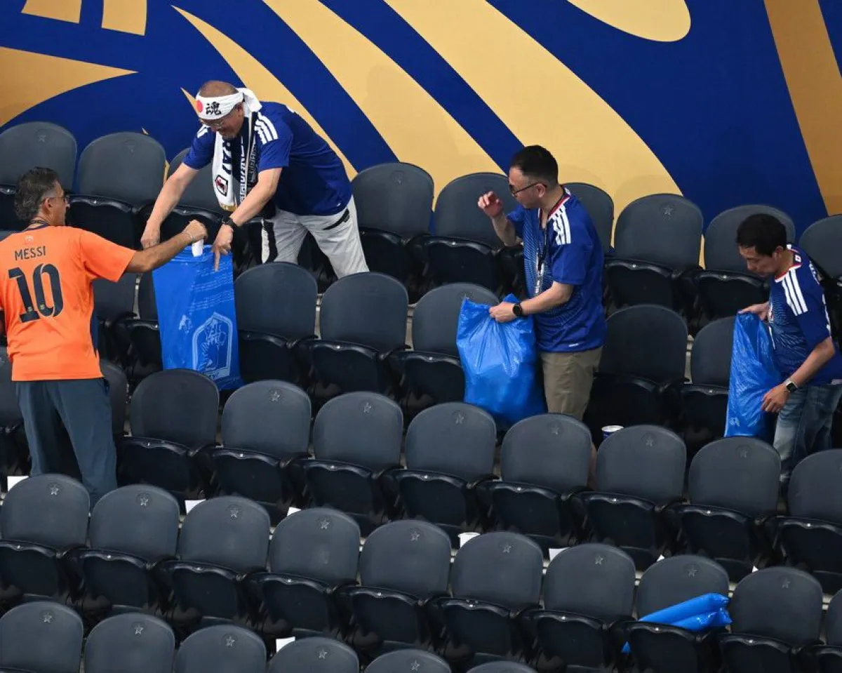 Hinchas de Japón conservan la tradición de limpiar estadio tras partido en el Mundial