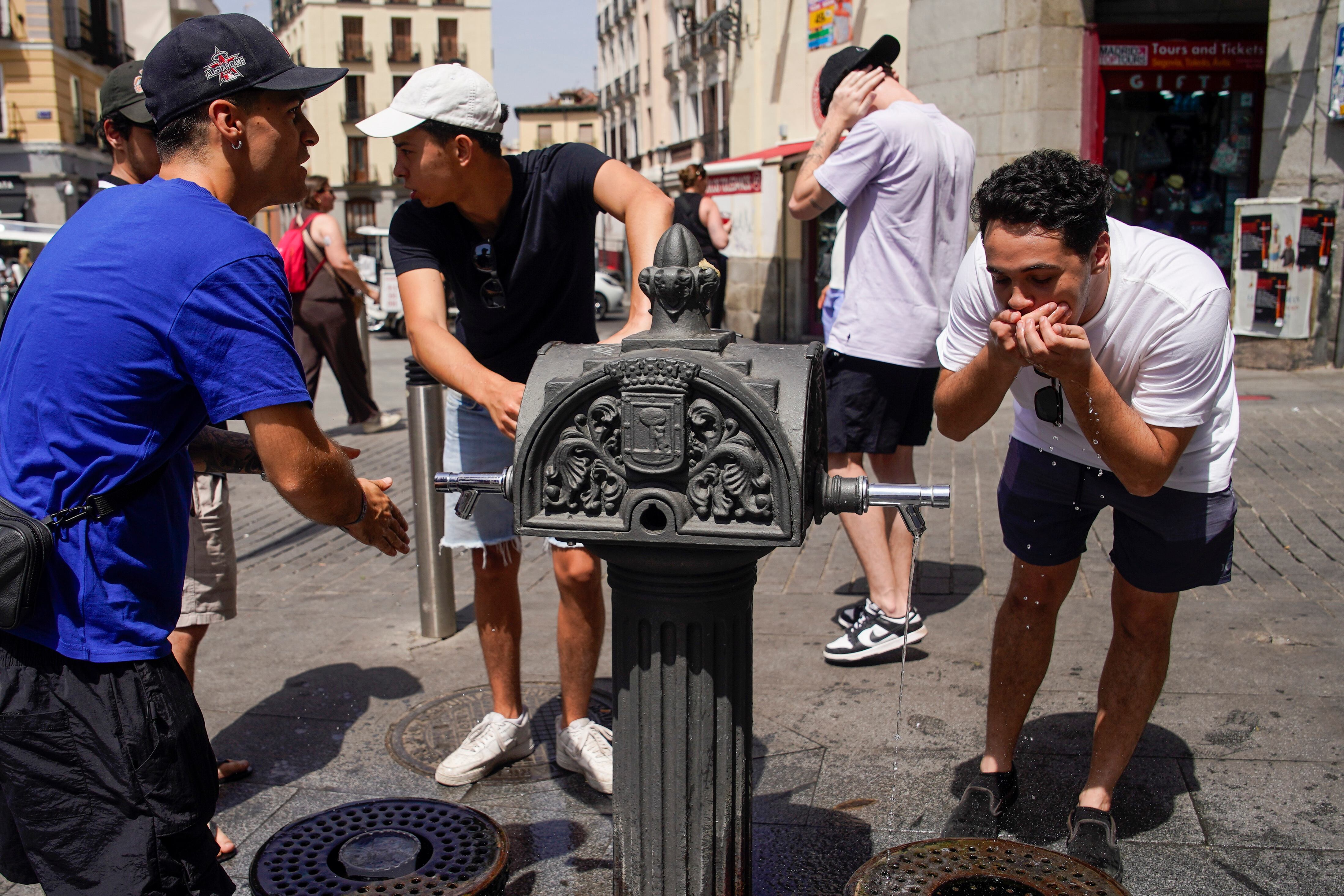 La razón por la que el agua ha cambiado de olor y sabor en algunas zonas de Madrid: una maniobra en los sistemas de filtrado