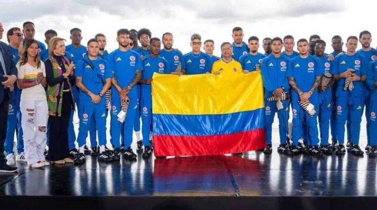 Colombia viajó rumbo al Mundial 2026: presidente Petro entregó la bandera del país en emotiva despedida