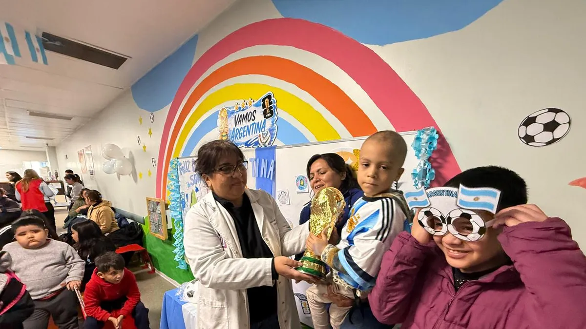 Fundame en modo Mundial: un banderazo de amor y esperanza junto a los chicos oncológicos del Hospital Rawson