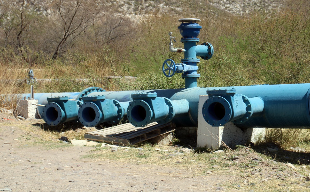 Reparan fuga de Agua Saludable que afectó suministro en Mapimí