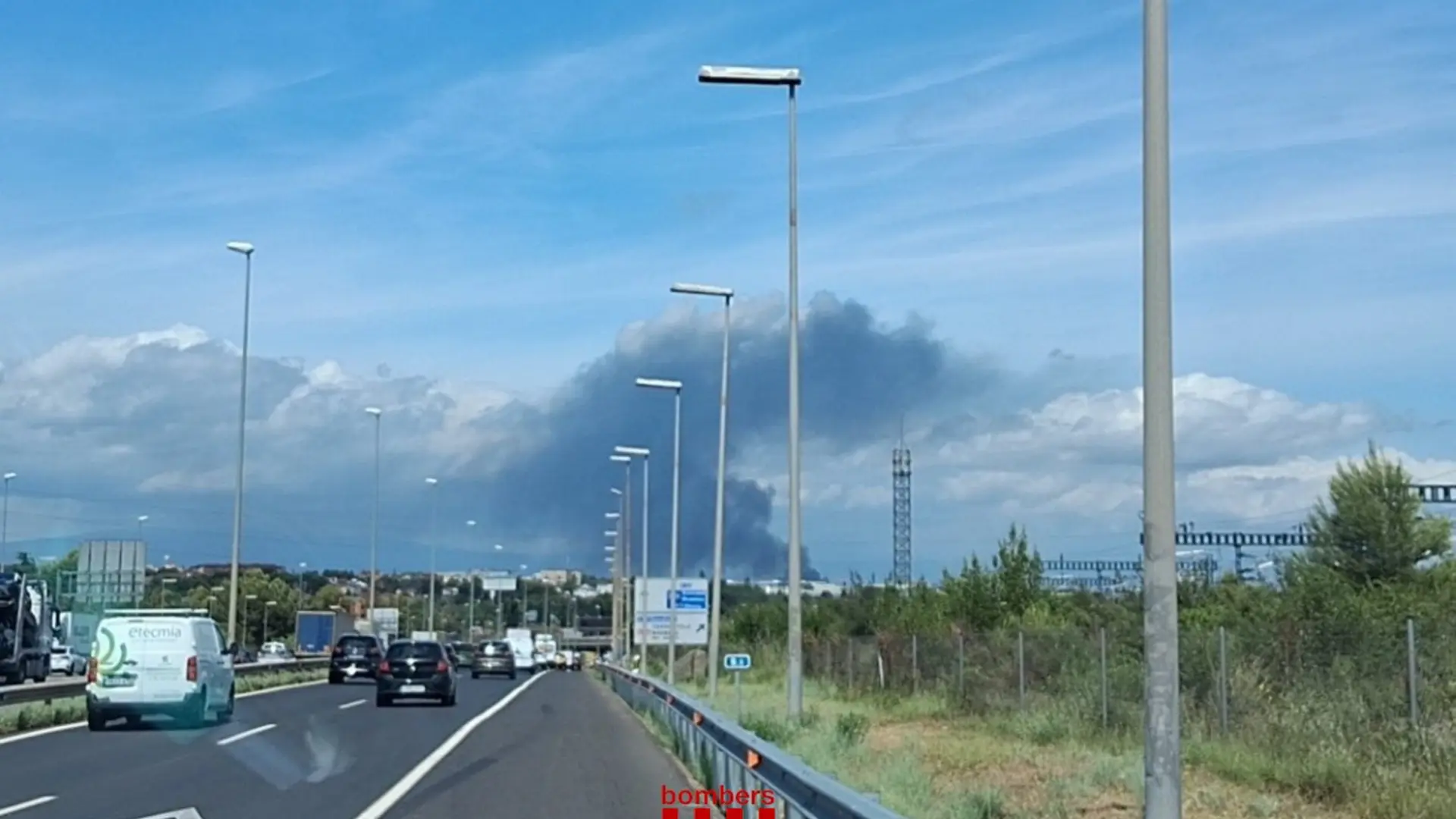 Incendio en Barcelona: evacuan las naves cercanas al fuego de Santa Perpètua, con 26 dotaciones de bomberos