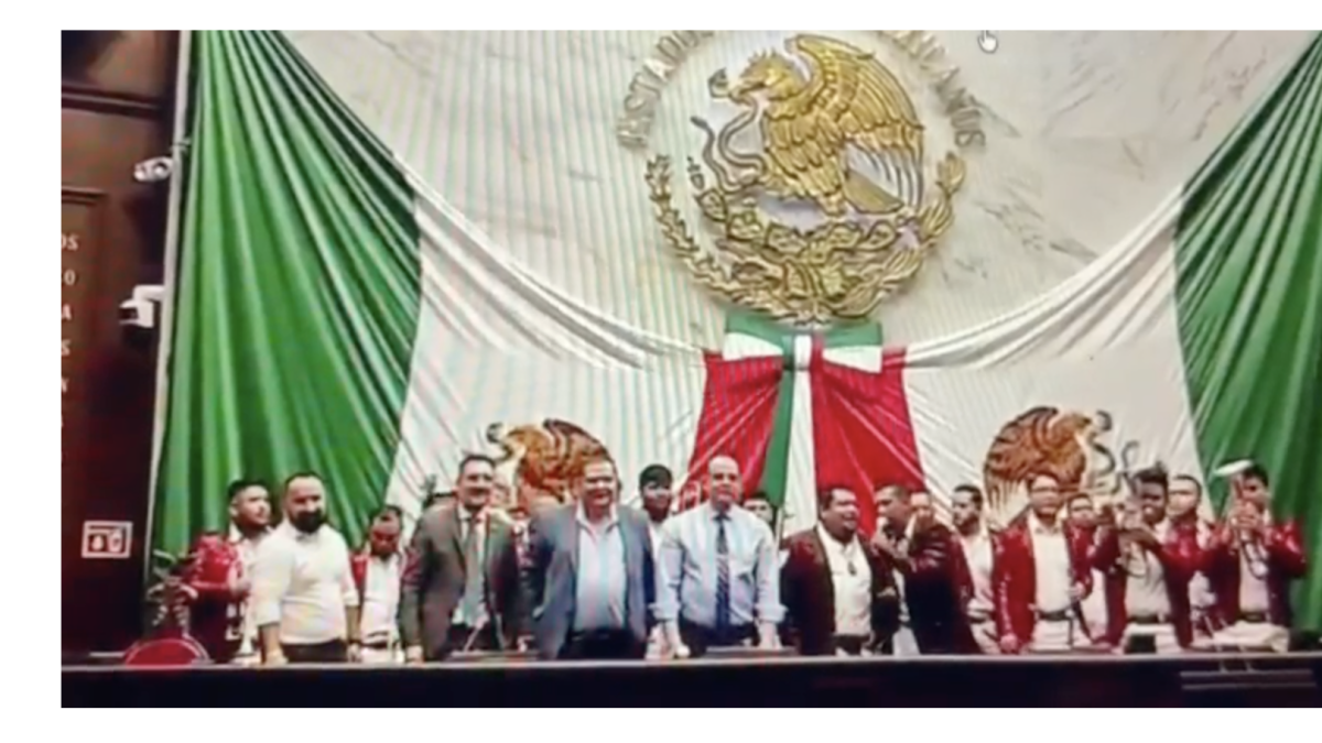 Escándalo en el Congreso de Michoacán: Meten banda al pleno para tocar narcocorrido