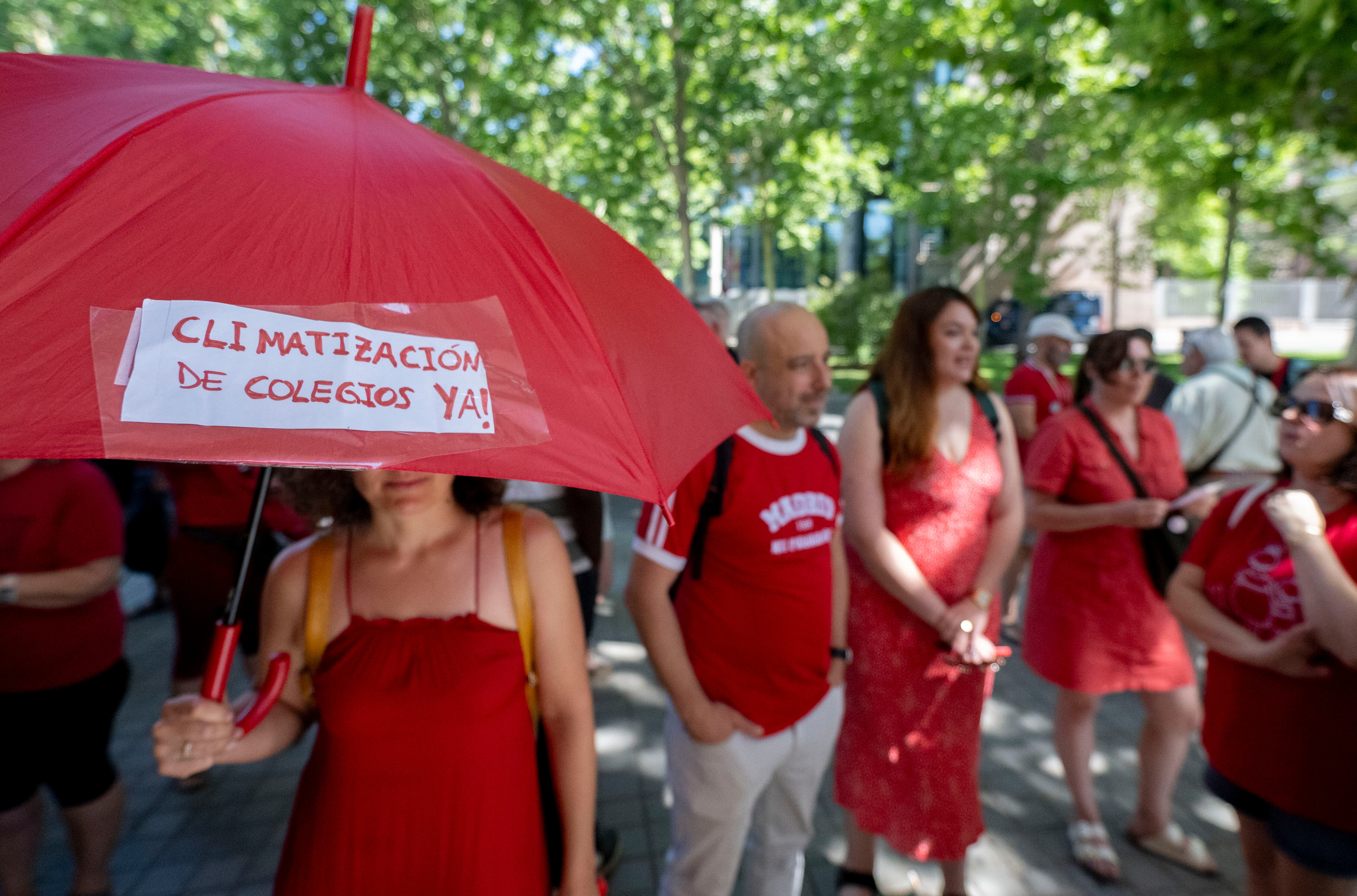 Las familias protestan ante la Asamblea de Madrid por el calor en las aulas: "No es Riviera Maya, mi hijo se desmaya"