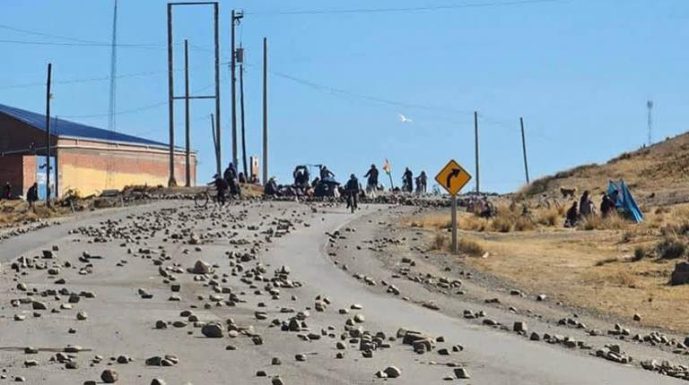 Bloqueos se endurecen en algunos puntos de La Paz y movilizados esperan definiciones de sus dirigentes