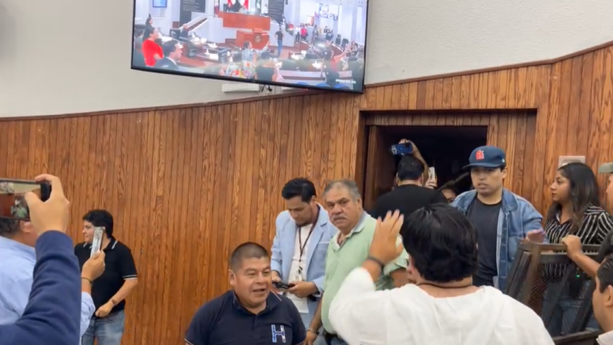 Ley Serrano, que criminaliza el mal uso de la IA, desata protesta e irrupción en Congreso de SLP