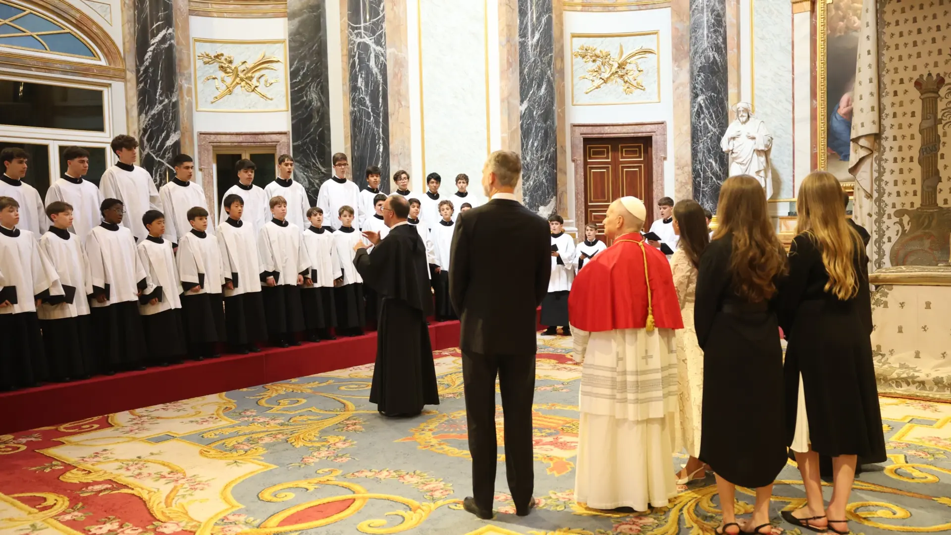 Los Reyes sorprenden al Papa León XIV con un 'Ave María' interpretado por la Escolanía del Escorial en la capilla real