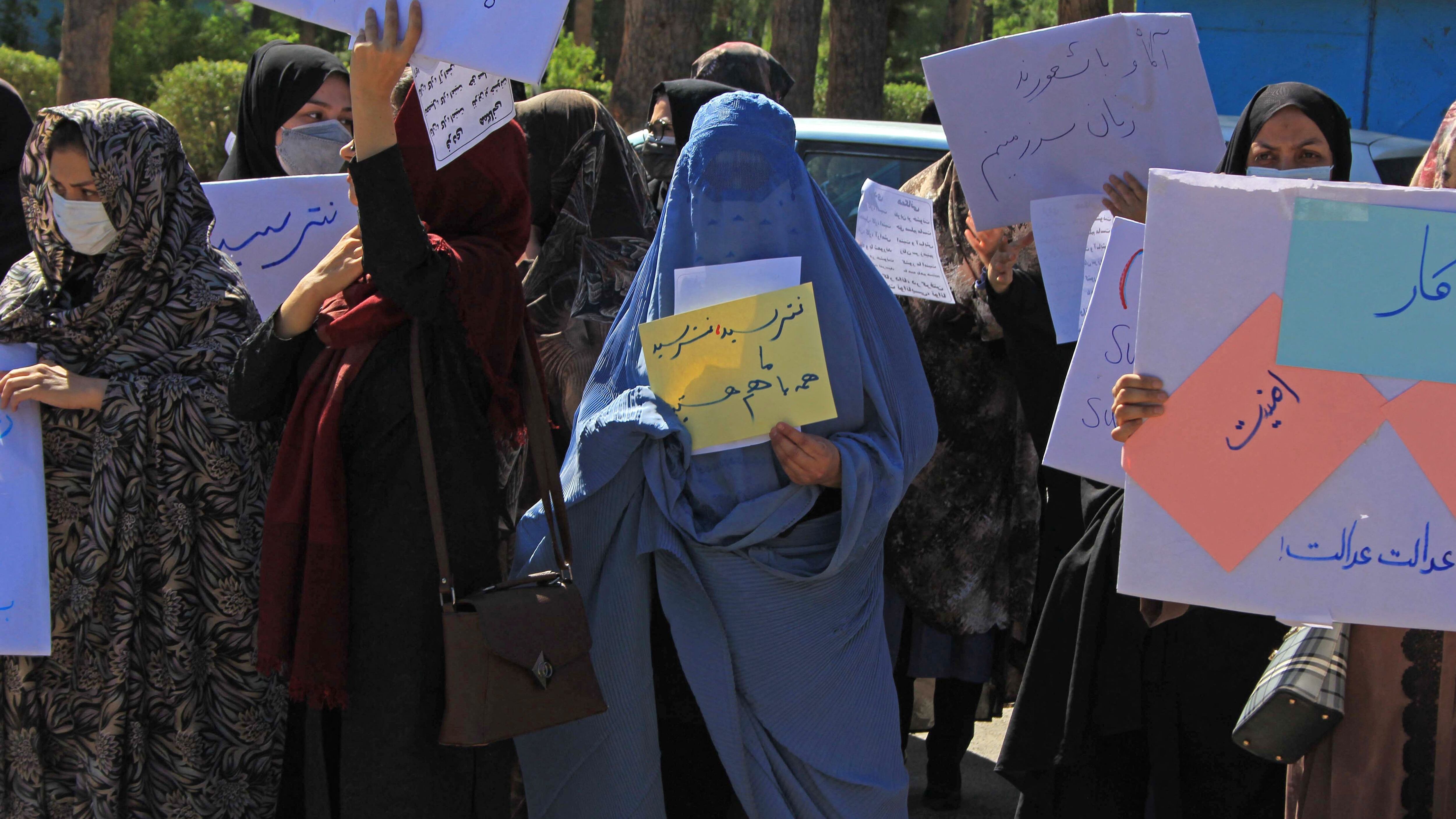 Los talibanes dispersan a tiros a los manifestantes que protestaban por la detención de mujeres sin burka en Afganistán