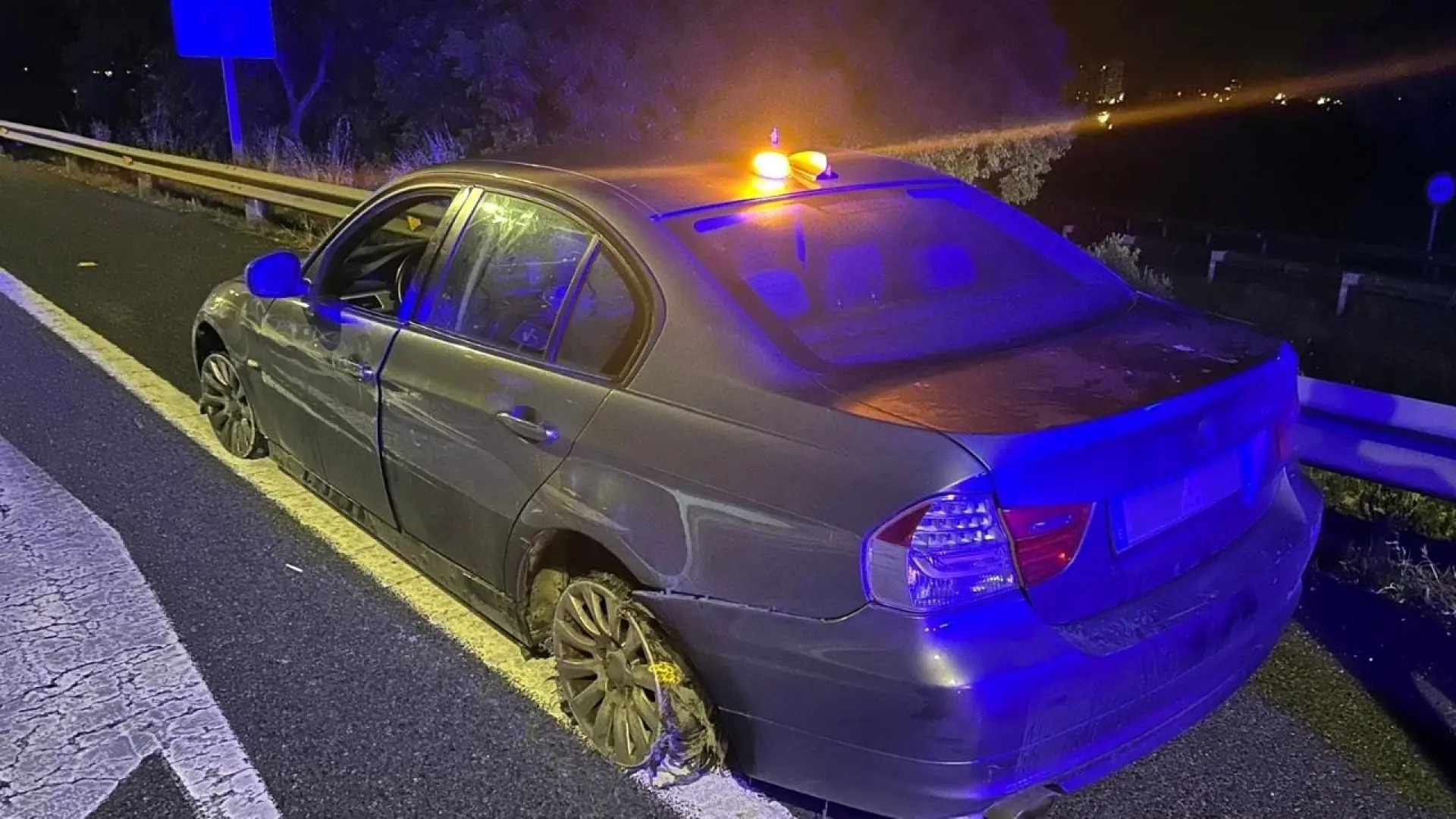 Detenido en Tarragona por conducir ebrio y sin dos neumáticos: iba con las llantas 'desnudas'