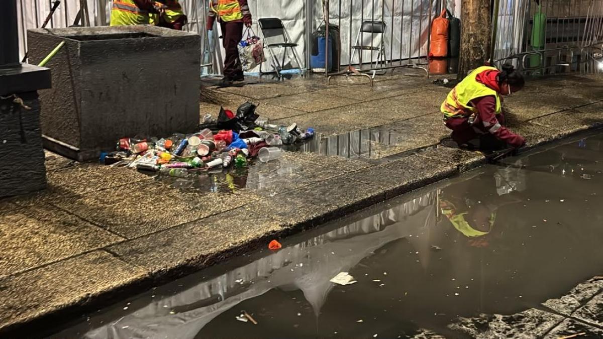 Basura y calles encharcadas quedan tras festejos del Tri en Reforma y el Zócalo CDMX