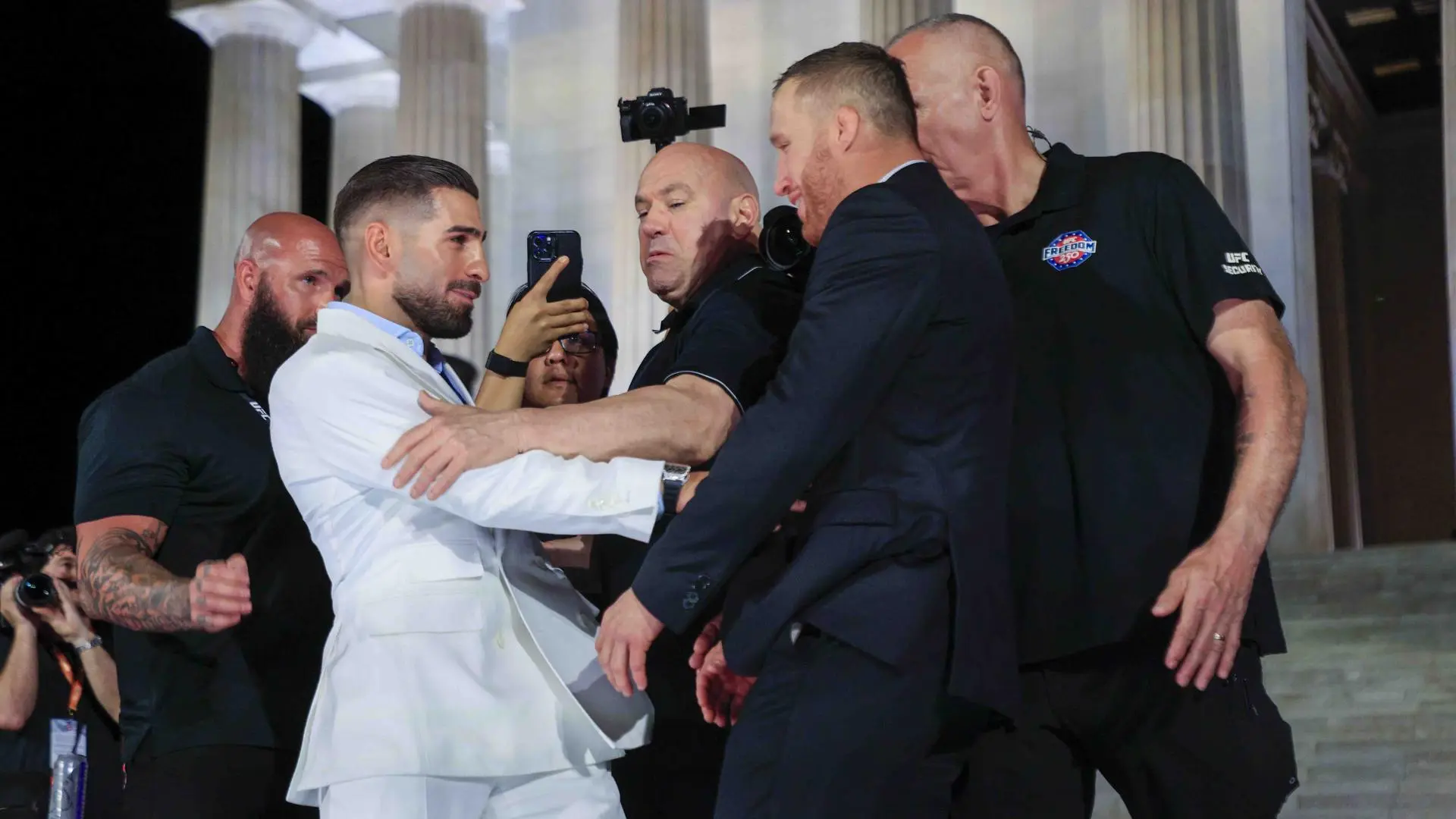 Ilia Topuria empuja a Justin Gaethje en el careo y eleva la tensión antes de la UFC en la Casa Blanca