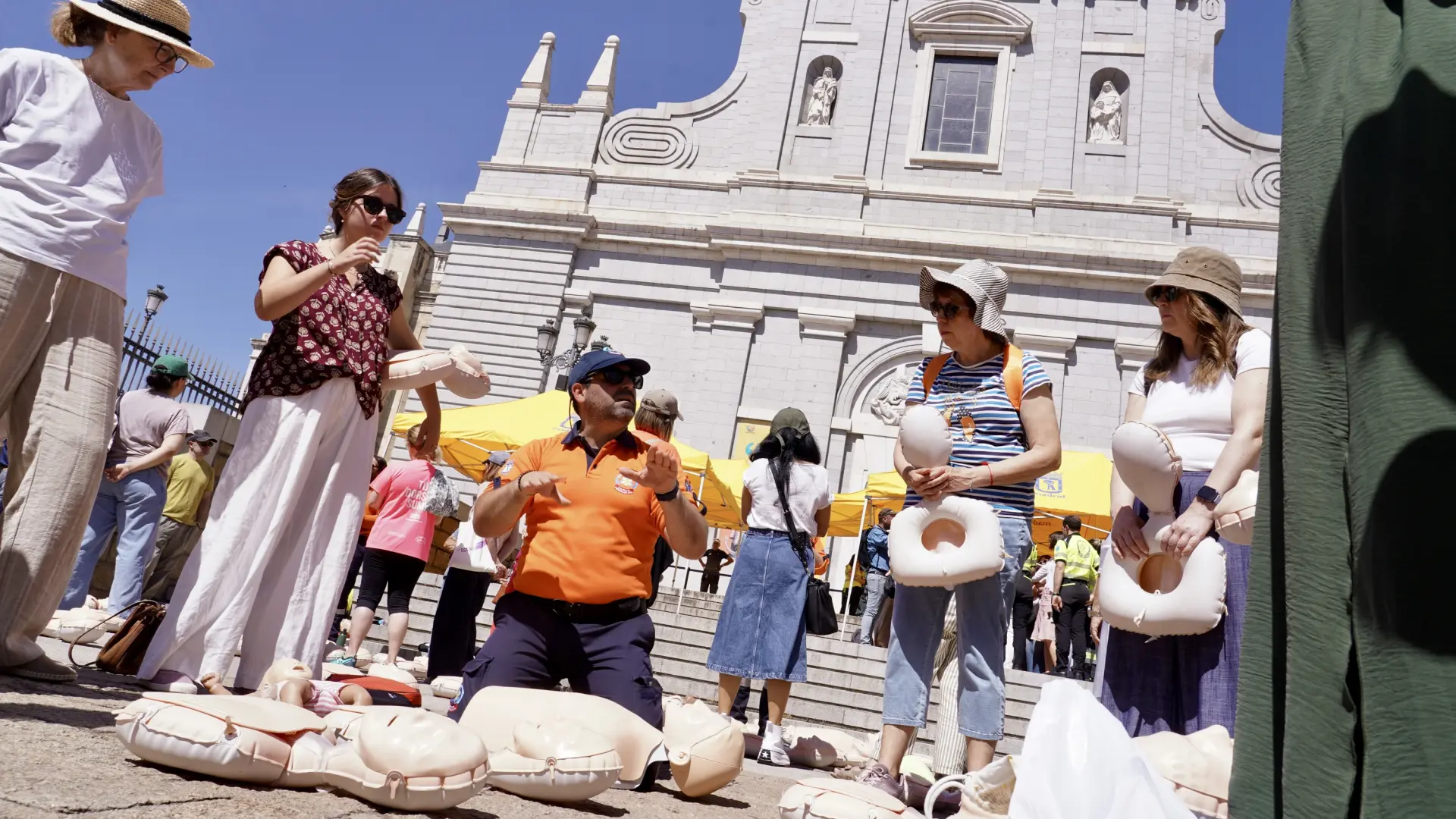 Los voluntarios que sostendrán la visita del Papa aprenden a cuidar peregrinos y atender golpes de calor: "Hacía falta gente..."