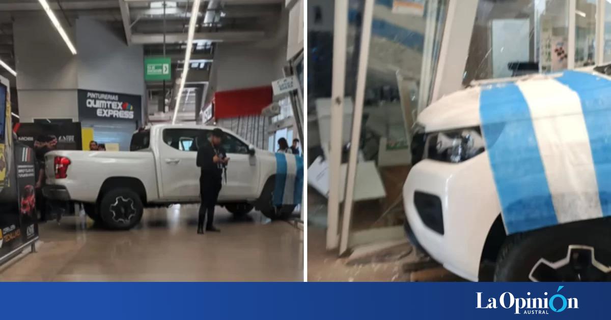 Una camioneta avanzó sin control dentro de un hipermercado y terminó incrustada en una óptica