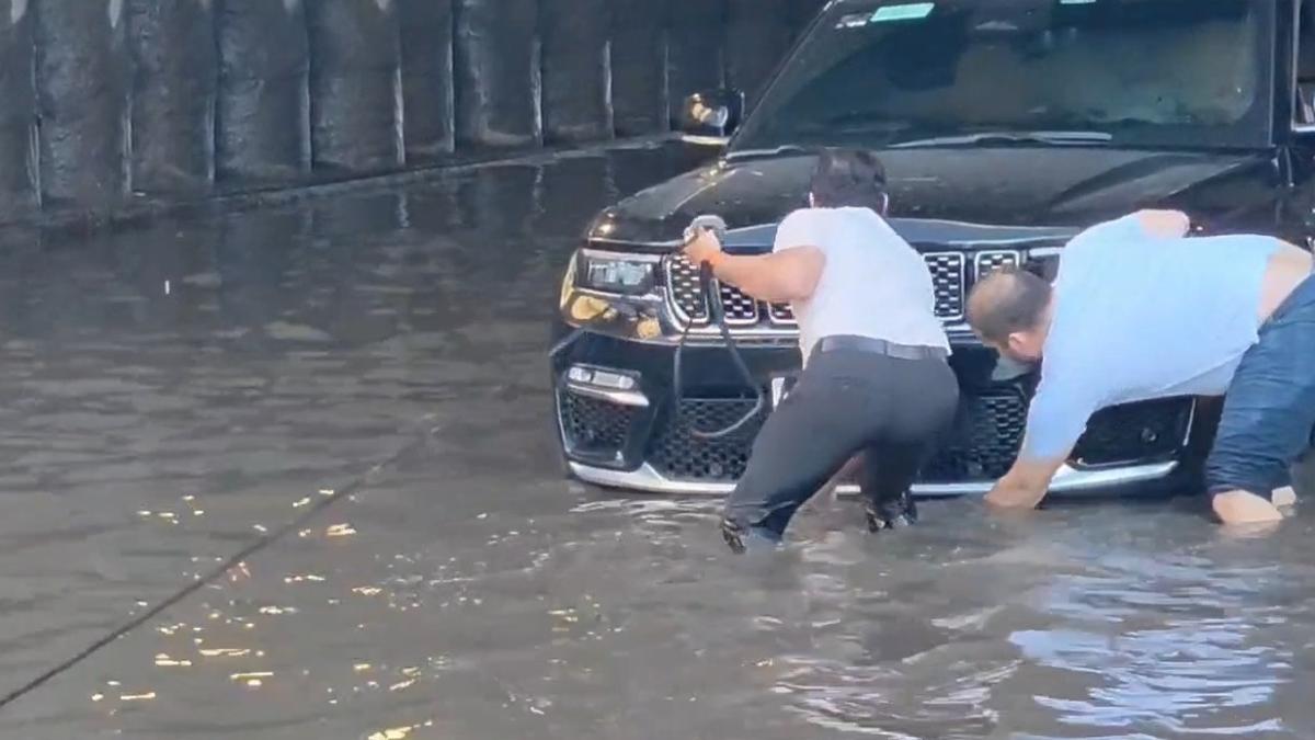 Inundación deja varados a varios vehículos en paso a desnivel