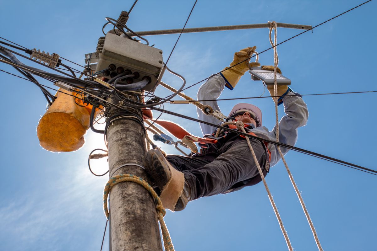 Restablecen energía eléctrica en Matamoros y Victoria