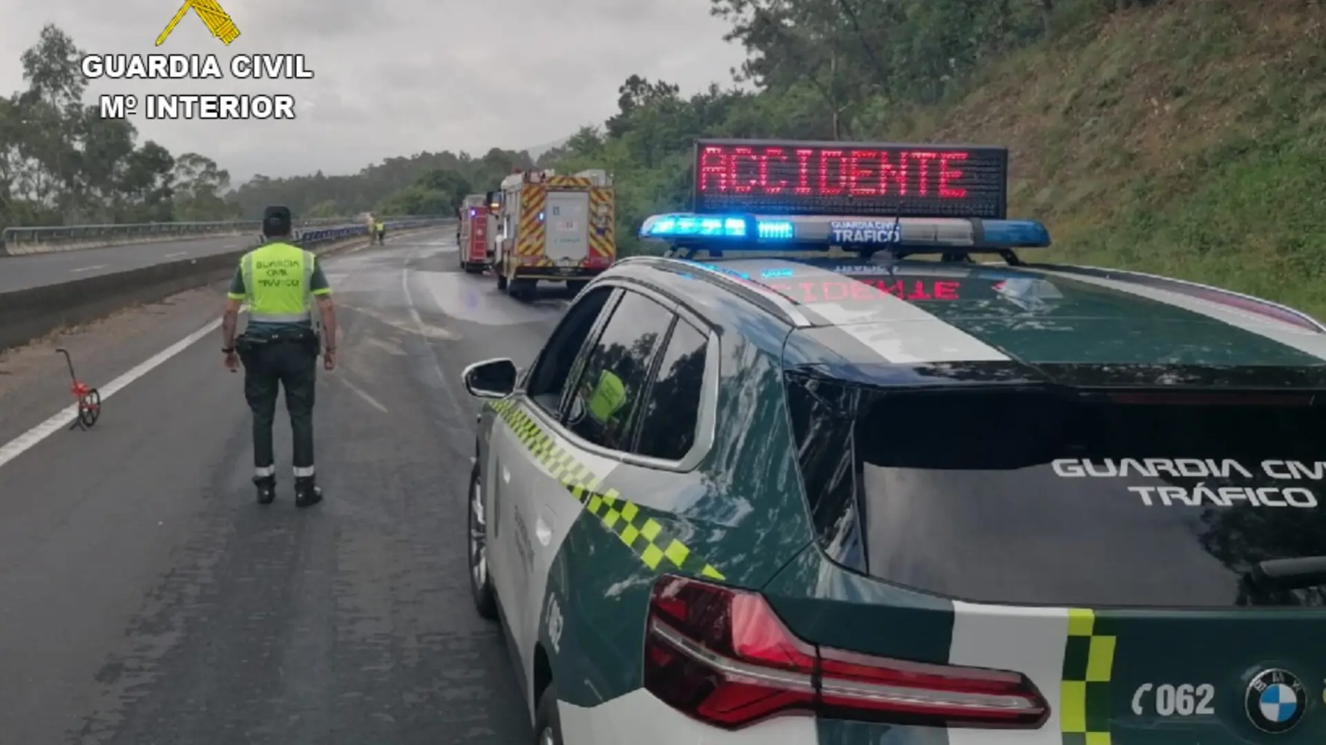 El vuelco de un camión con gasoil corta la AP-9 en Mos y activa plan de emergencia