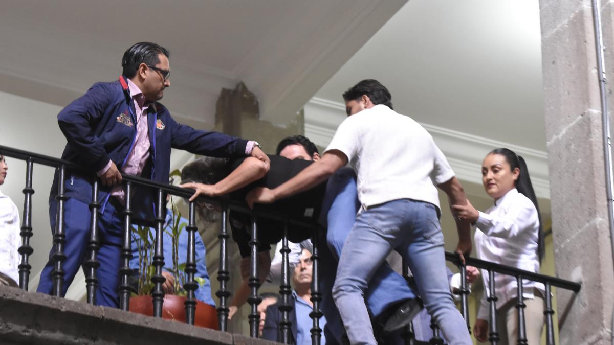 Amenaza con lanzarse de un segundo nivel para exigir audiencia con la gobernadora de Morelos