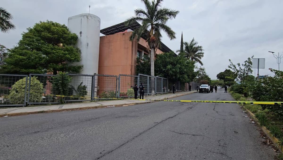 Abandonan vehículo con varios cuerpos cerca del Congreso de Guerrero