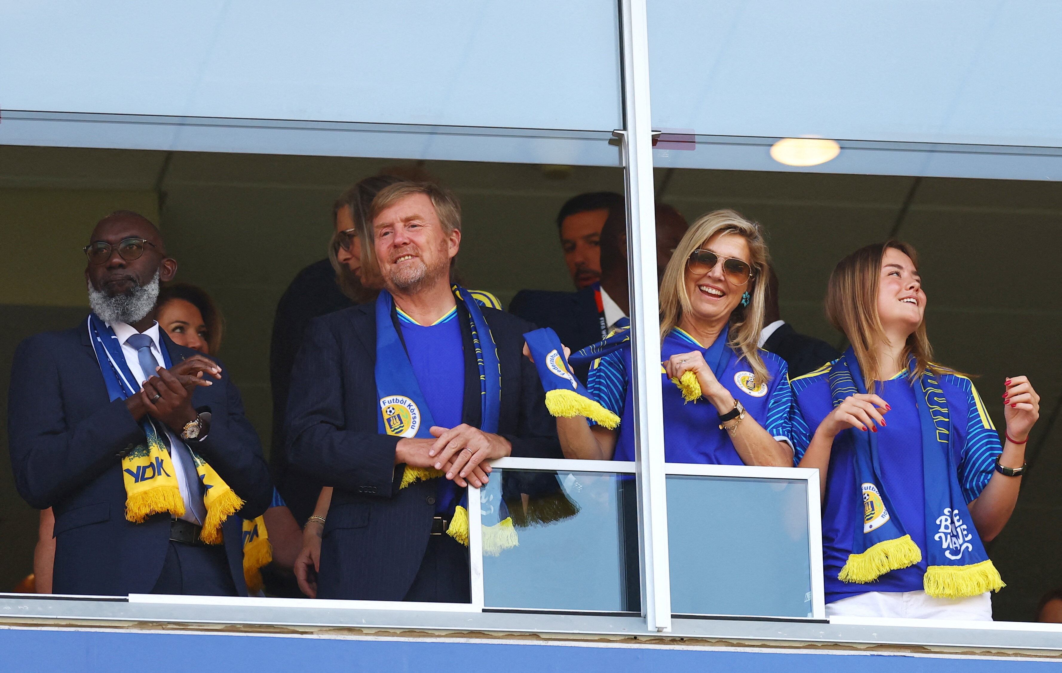 Dos partidos en un día: Guillermo y Máxima festejan de naranja con Países Bajos y de azul con Curazao