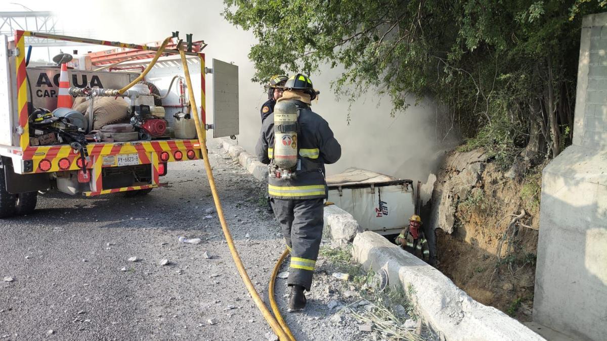 Tráiler cargado de frituras se vuelca e incendia en Santiago, Nuevo León