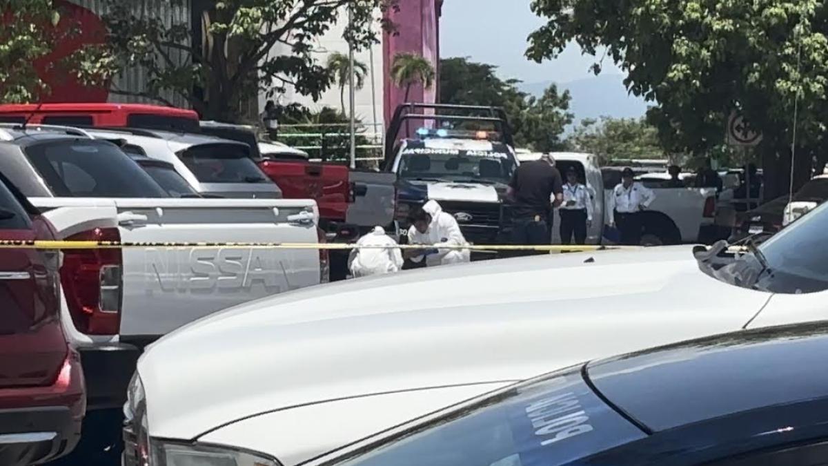 Asesinan a empresario gasolinero en centro comercial de Colima