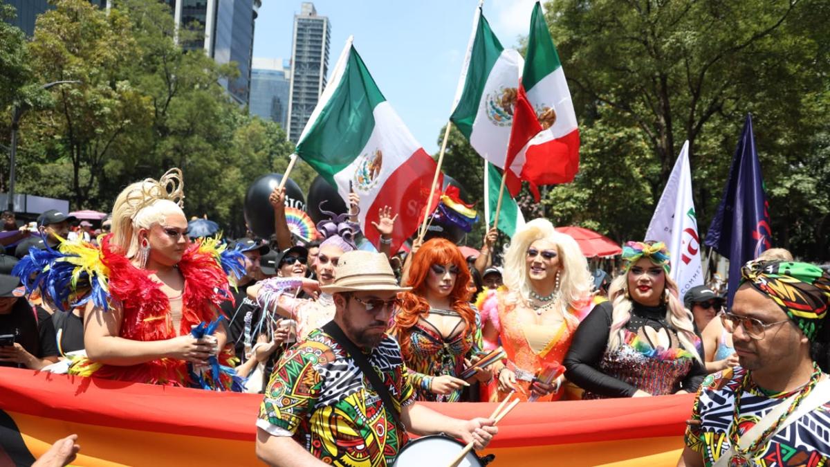 Entre arcoíris, consignas y lluvia, Marcha del Orgullo reivindica derechos