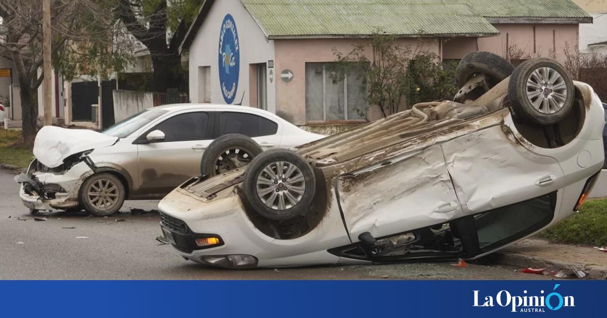 Impresionante choque y vuelco en el barrio El Trencito de Río Gallegos: "No sé cómo no me pasó nada"