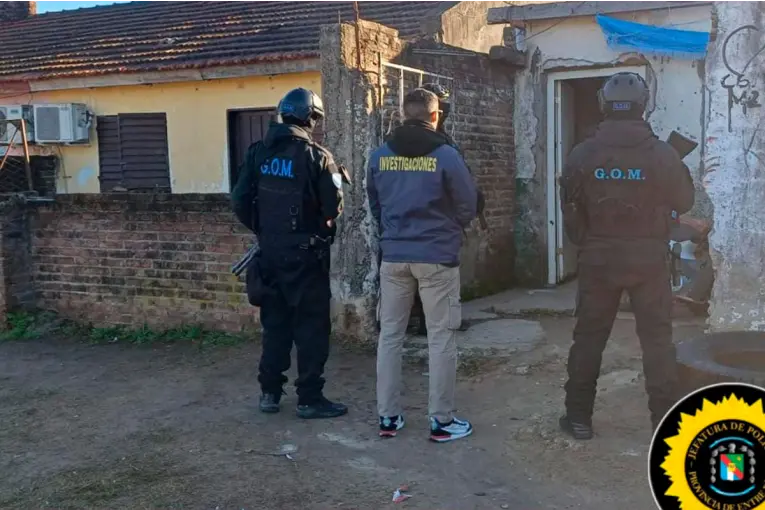 Delincuentes usurparon una casa en Paraná y expulsaron a la dueña a mano armada: cuatro detenidos