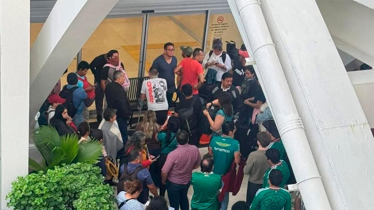 CNTE bloquea accesos al aeropuerto en Chiapas; queman llantas