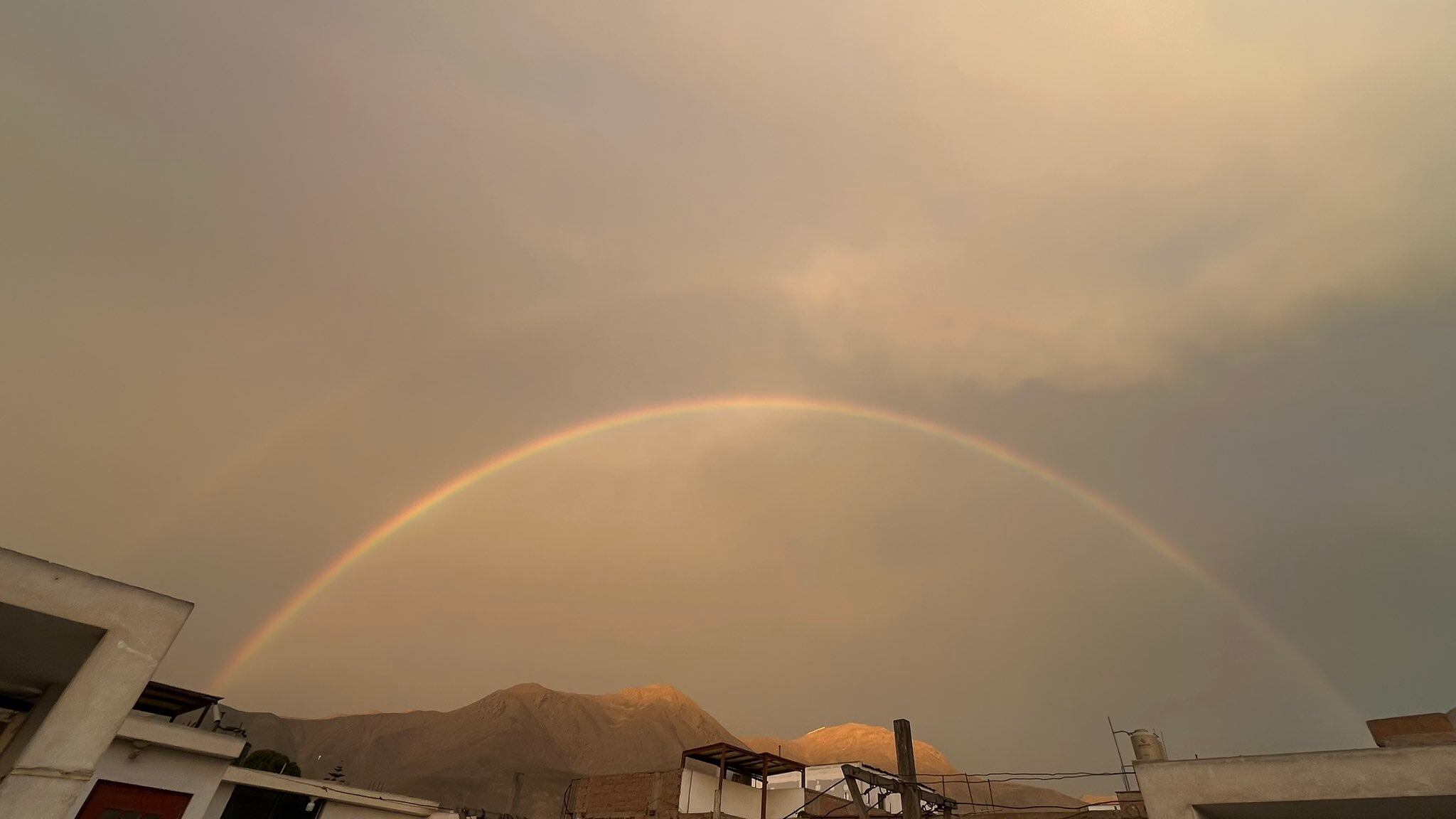 Arco iris sorprende a limeños tras una sorpresiva garúa a pocos días de iniciarse el invierno