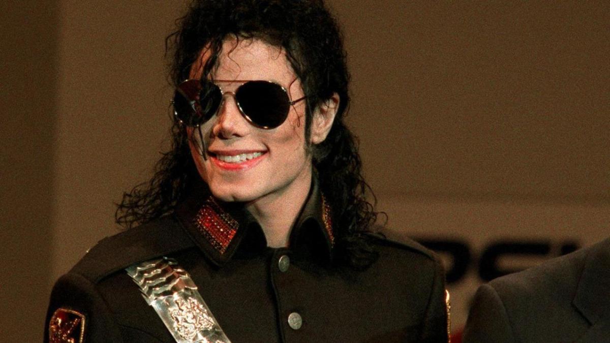 La millonaria cifra por la que se vendió un guante de Michael Jackson y que rompió todos los récords