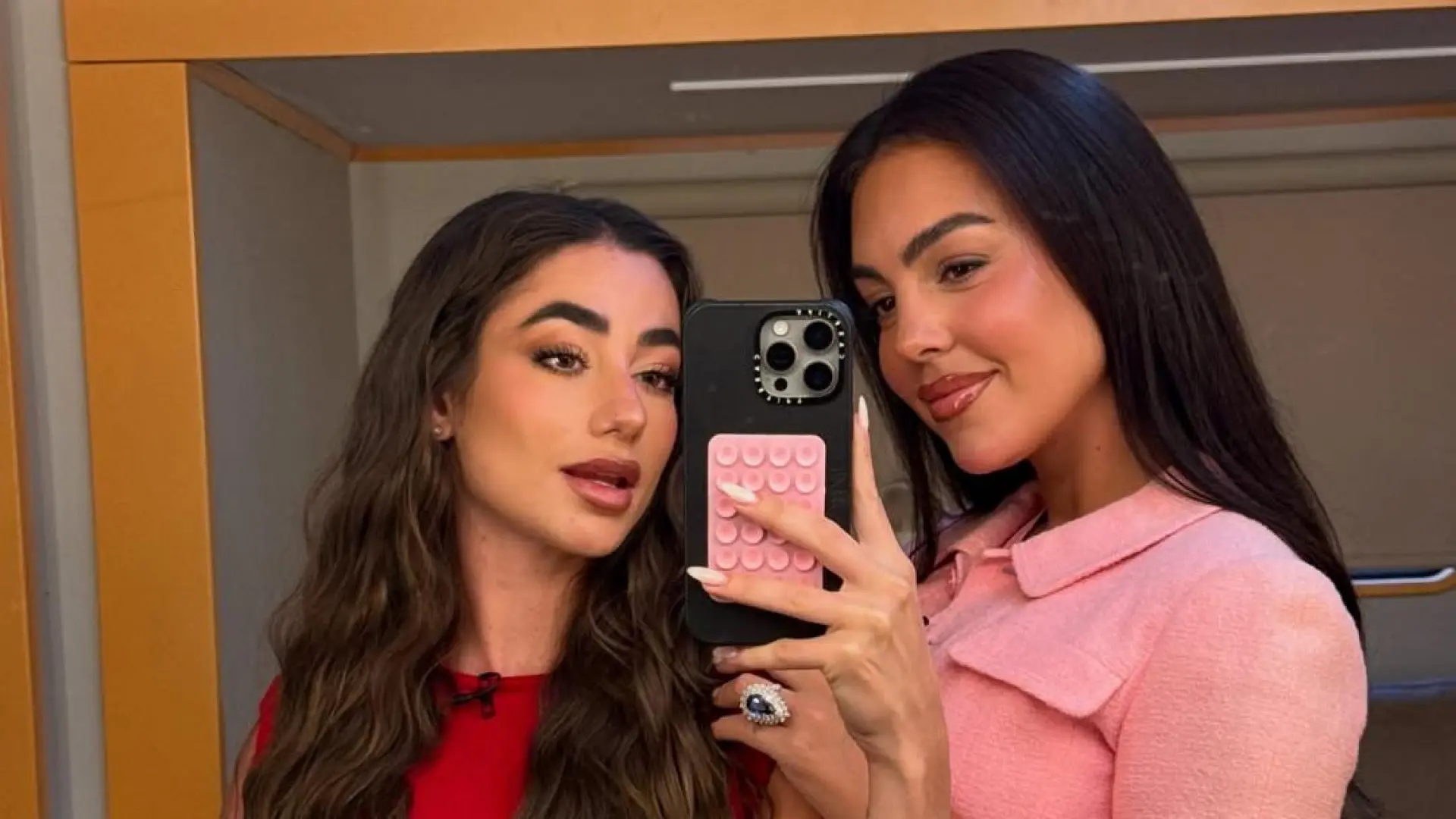 "Rosa con rojo...": Georgina y Lola Lolita se atreven con el mix de la temporada en el TikTok más icónico