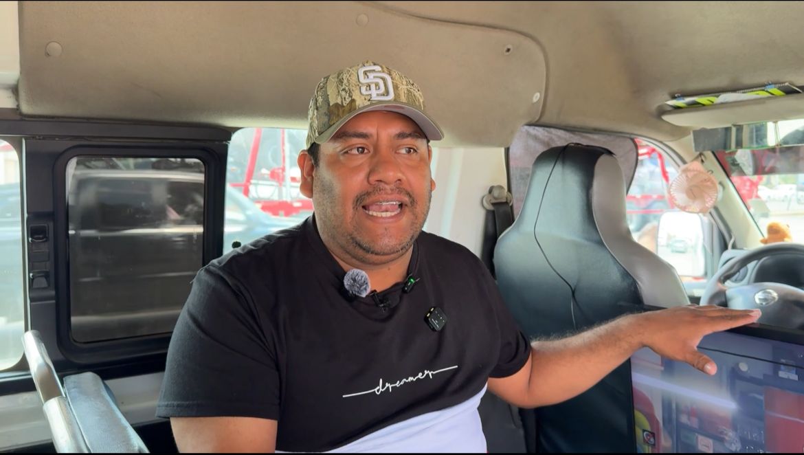 Taxista de Tijuana instala pantalla en su unidad para ver Mundial 2026