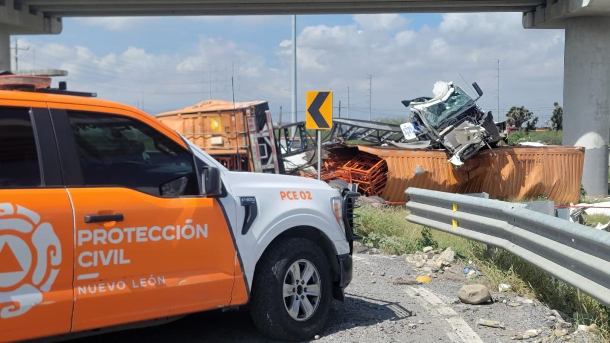 Cae tráiler desde puente en Salinas Victoria, Nuevo León
