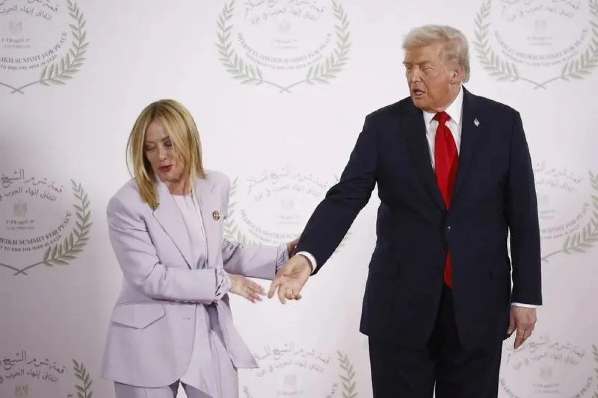 Trump dijo que Meloni le rogó por una foto y ella lo desmintió con dureza