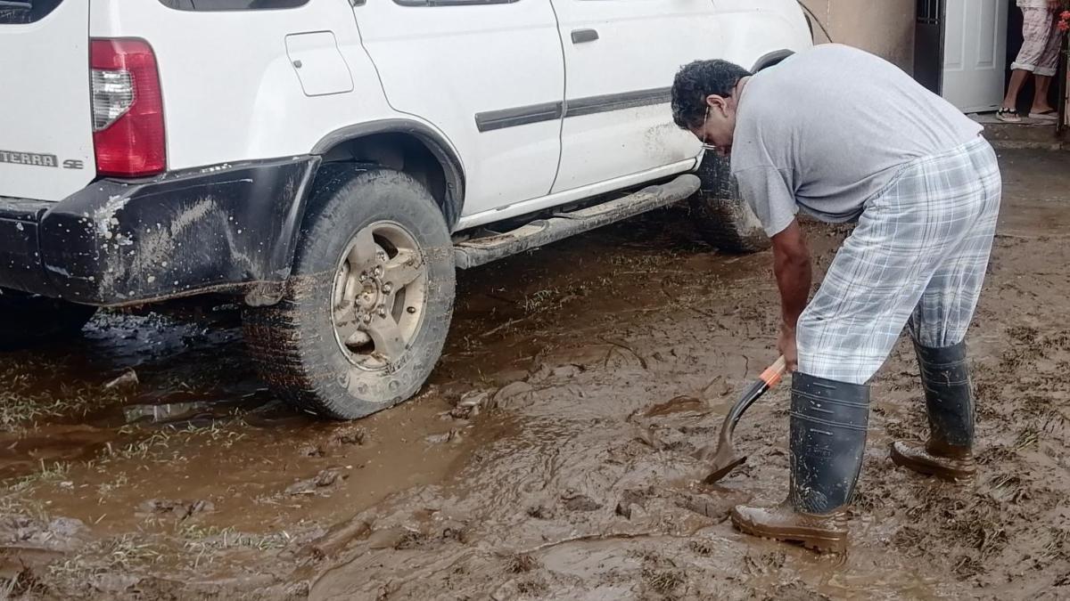 Casas de Chalco quedan en medio del lodo; al menos 70 fueron afectadas